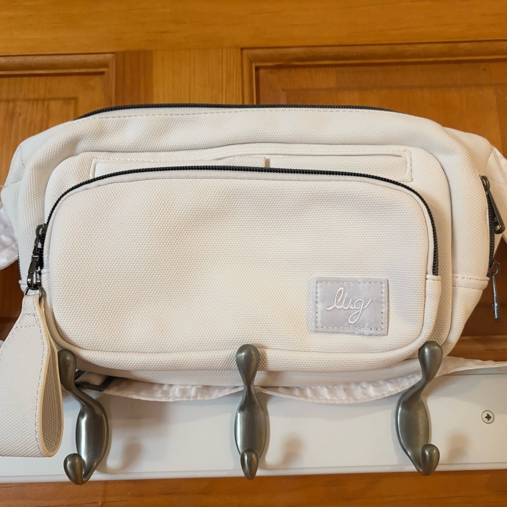 Lug White Hitch Sling/Belt Bag. In Great condition! Perfect for summer!